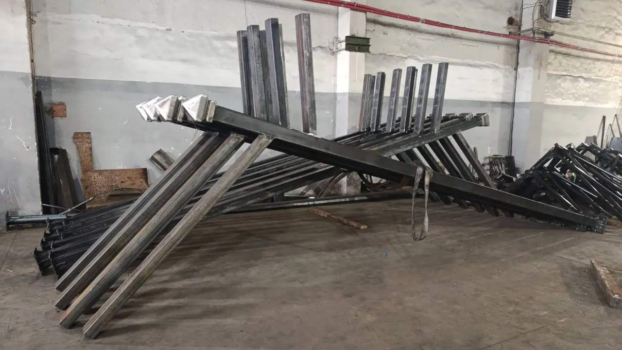 Процес зварювання опор освітлення Light Factory