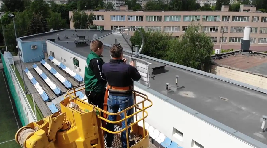 Монтаж освітлення футбольного поля